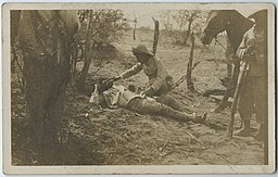 File:Mexican man kneeling beside dead body (6211347747).jpg
