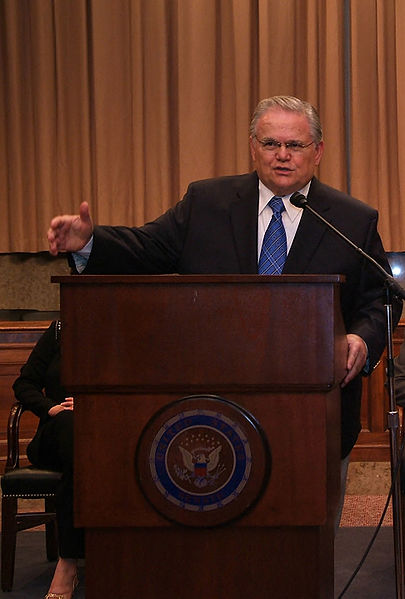 Ficheiro:JCH at Podium.jpg