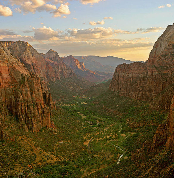 Ficheiro:Zion angels landing view.jpg