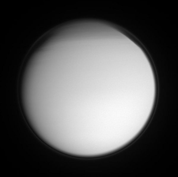 Fichier:Titan haze 2007.jpg