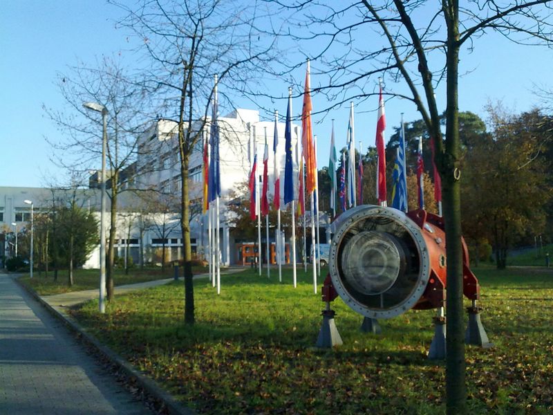 File:GSI-Darmstadt-Südbau.jpg