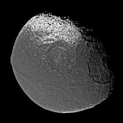 Iapetus dark ridge.jpg