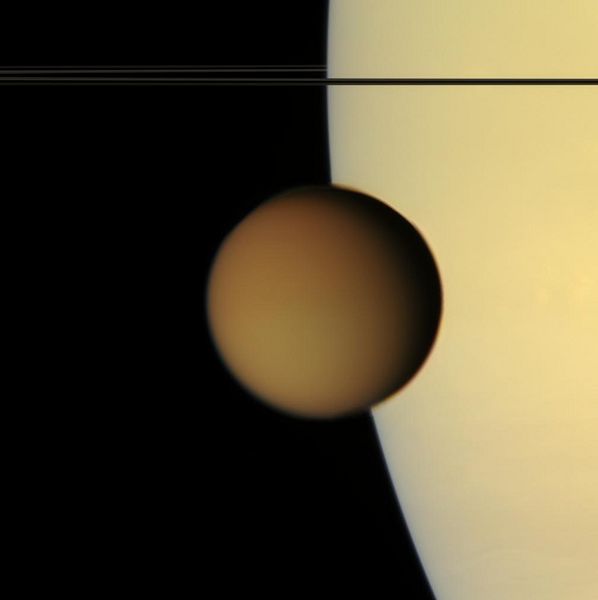 Fichier:Titan Saturn transit 2007.jpg