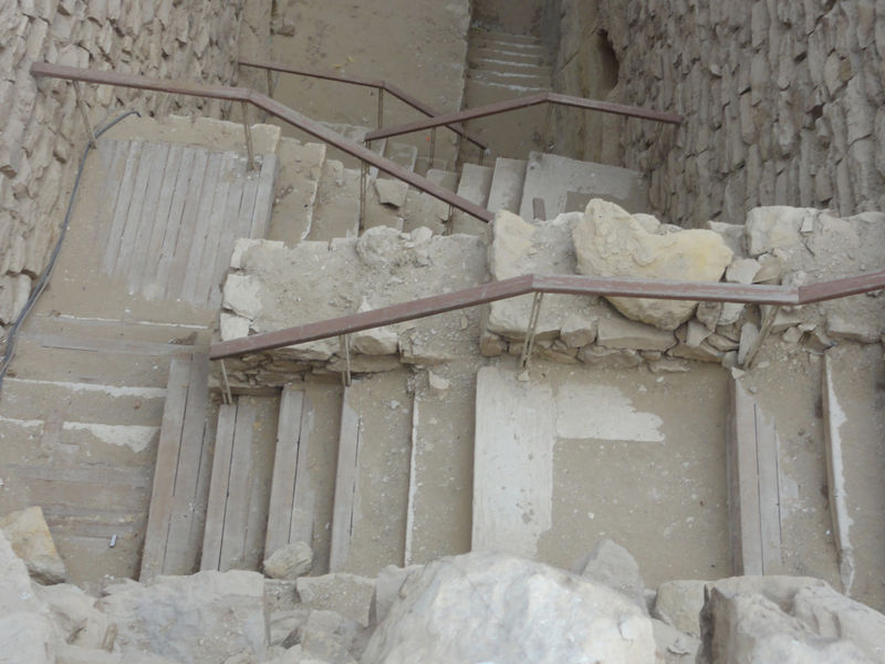 File:Stairwellgrainsilosaqqara.jpg
